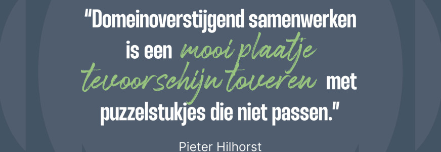 Pieter Hilhorst geeft een campfire tijdens het netwerkevent op 23 januari 2025